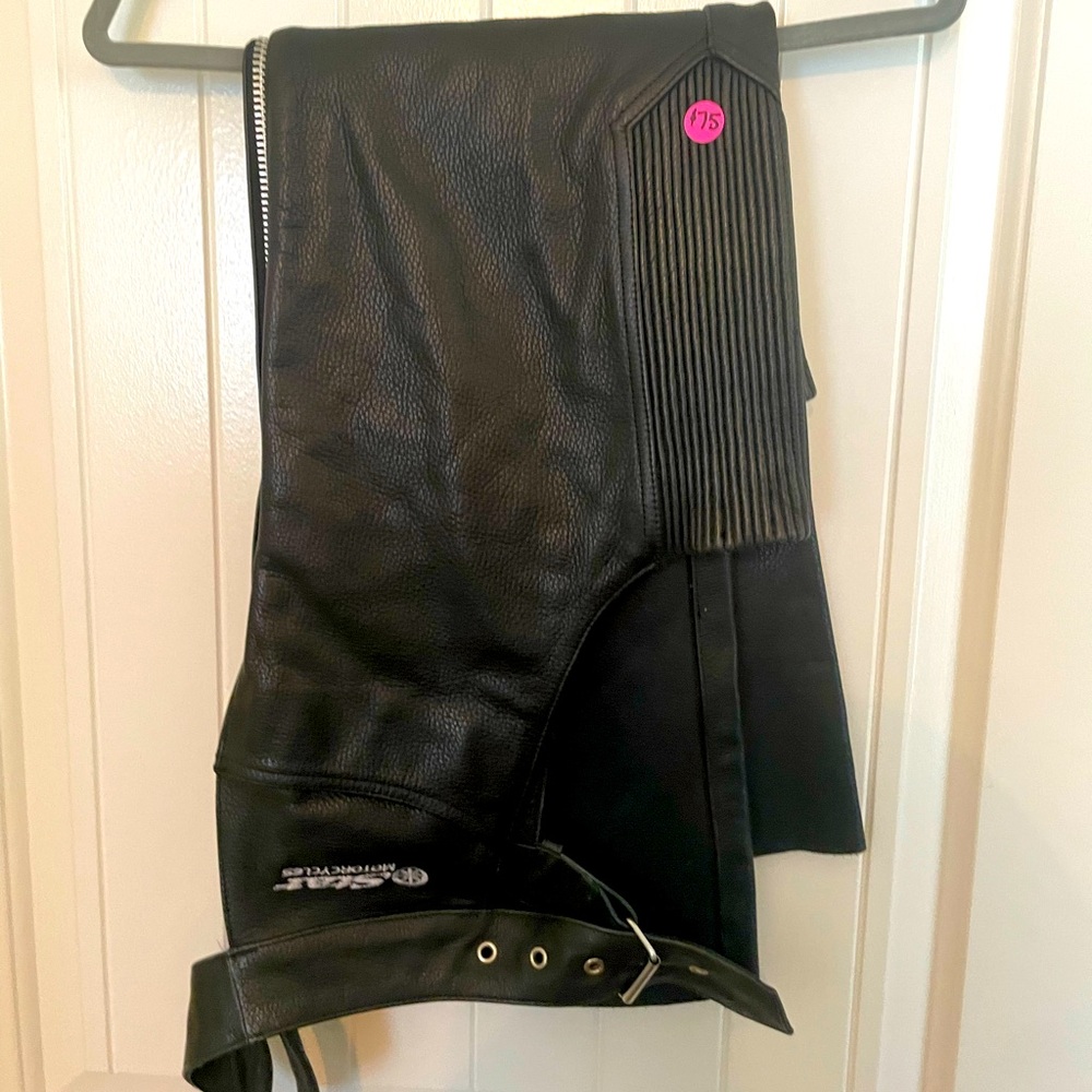 Women’s Yamaha leather chaps. Size small. Worn a handful of times. Smoke free.